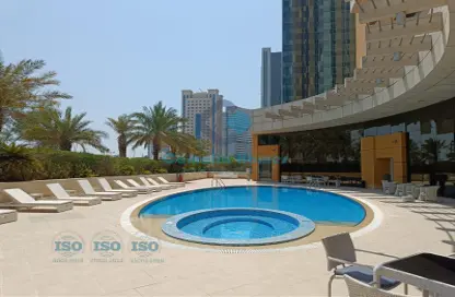 صورة لـ حوض سباحة شقة - 3 غرف نوم - 5 حمامات للايجار في الخليج الجنوبي - الخليج الغربي - الدوحة ، صورة رقم 1