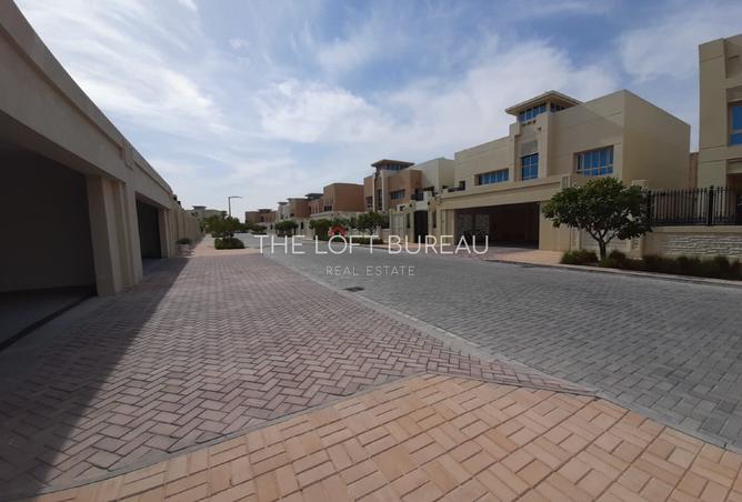 883767 - Property Image 2