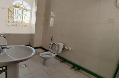 فيلا - 5 غرف نوم - 4 حمامات للايجار في طريق المطار القديم - الدوحة