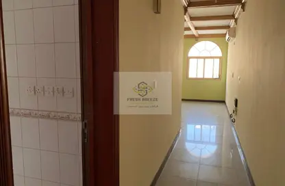 Apartment - 2 Bedrooms - 1 Bathroom for rent in Umm Ghuwailina 4 - Umm Ghuwailina - Doha