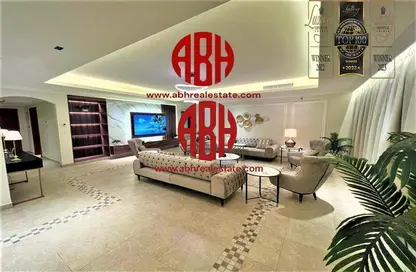 Apartment - 3 Bedrooms - 4 Bathrooms for rent in Sabban Towers - Porto Arabia - The Pearl Island - Doha