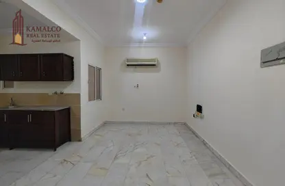 Apartment - 1 Bedroom - 1 Bathroom for rent in Umm Ghwailina Comm - Umm Ghuwalina - Umm Ghuwailina - Doha