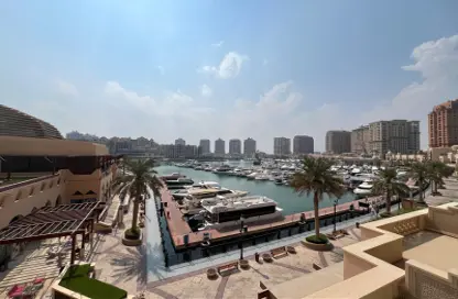 شقة - 2 غرف نوم - 3 حمامات للايجار في طريق بورتو الشرقي - بورتو أرابيا - جزيرة اللؤلؤة - الدوحة