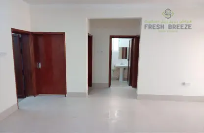Empty Room image for: Apartment - 2 Bedrooms - 2 Bathrooms for rent in Madinat Khalifa - Doha, Image 1