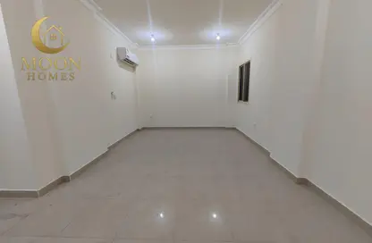 Apartment - 1 Bedroom - 2 Bathrooms for rent in Umm Ghwailina Comm - Umm Ghuwalina - Umm Ghuwailina - Doha