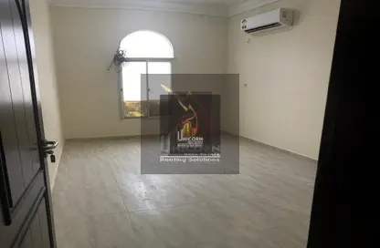 سكن الموظفين - استوديو - 5 حمامات للايجار في شارع وادي الشاهينيا - عين خالد - الدوحة