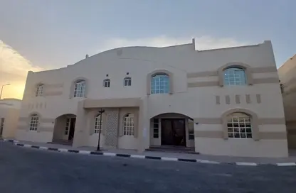 فيلا - 5 غرف نوم - 4 حمامات للايجار في فلل عين خالد - عين خالد - الدوحة