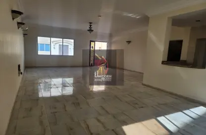 مجمع سكني - 3 غرف نوم - 4 حمامات للايجار في سوق الغرافة - الغرافة - الدوحة