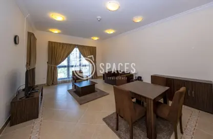 صورة لـ غرفة المعيشة / غرفة الطعام شقة - غرفة نوم - 2 حمامات للايجار في مدينة سنترال - سنتر المدينة - جزيرة اللؤلؤة - الدوحة ، صورة رقم 1