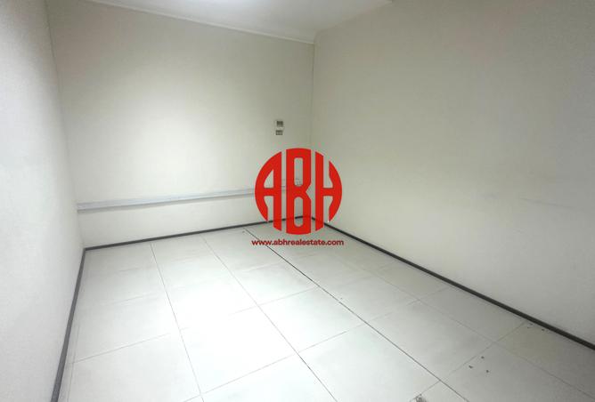 Office Space - Studio - 1 Bathroom for rent in Umm Ghuwailina 4 - Umm Ghuwailina - Doha