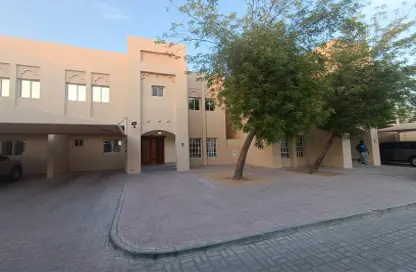فيلا - 4 غرف نوم - 5 حمامات للايجار في شارع ام السنيم - عين خالد - الدوحة