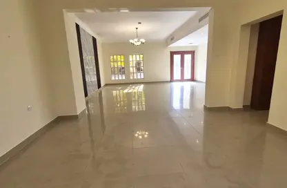 فيلا - 4 غرف نوم - 4 حمامات للايجار في مجمع العين المرحلة الاولي - عين خالد - الدوحة