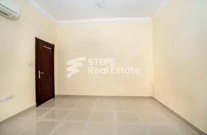 سكن الموظفين - استوديو - 4 حمامات للايجار في شارع ام السنيم - عين خالد - الدوحة