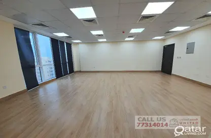 Empty Room image for: Office Space - Studio - 2 Bathrooms for rent in Simaisma Street - Umm Ghuwailina - Doha, Image 1