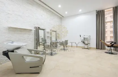 Shop - Studio - 1 Bathroom for rent in West Bay Tower - West Bay - West Bay - Doha