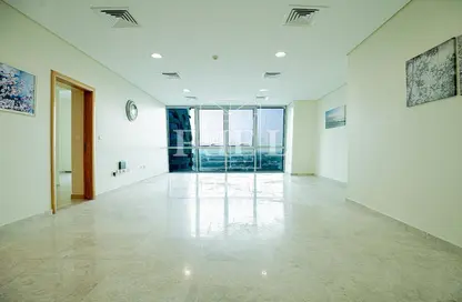 Empty Room image for: Apartment - 2 Bedrooms - 2 Bathrooms for rent in Zig Zag Tower B - Zig Zag Towers - West Bay - Doha, Image 1