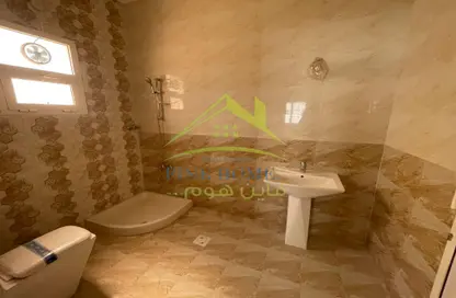 صورة لـ حمام فيلا - 7 غرف نوم للبيع في شمال مويثر - منطقة مويثر - الدوحة ، صورة رقم 1