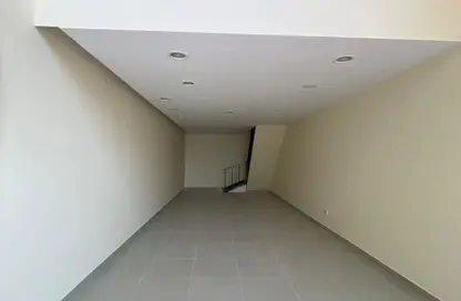 محل تجاري - استوديو - 1 حمام للايجار في عين خالد - الدوحة