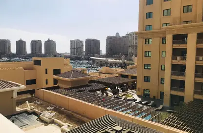 شقة - 2 غرف نوم - 3 حمامات للايجار في طريق بورتو الشرقي - بورتو أرابيا - جزيرة اللؤلؤة - الدوحة