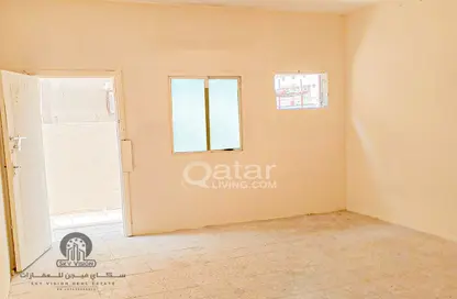 سكن عمال - استوديو - 8 حمامات للايجار في المنطقة الصناعية 1 - المنطقة الصناعية - الدوحة