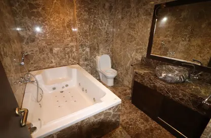 Apartment - 2 Bedrooms - 3 Bathrooms for rent in Tower 16 - Porto Arabia - The Pearl Island - Doha