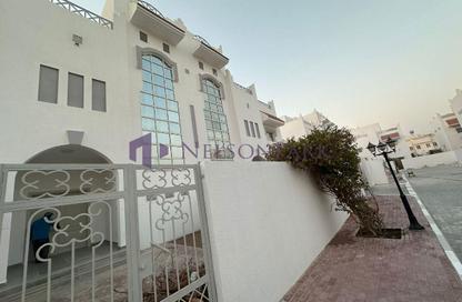 فيلا - 4 غرف نوم - 4 حمامات للايجار في شارع ام السنيم - عين خالد - الدوحة