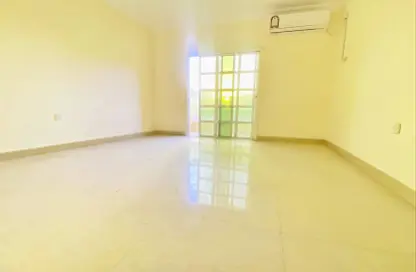 Apartment - 4 Bedrooms - 3 Bathrooms for rent in Umm Ghwailina Comm - Umm Ghuwalina - Umm Ghuwailina - Doha
