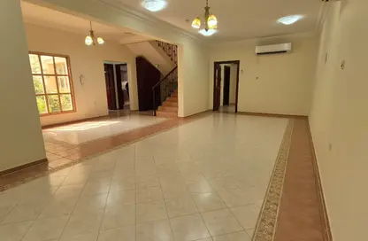 فيلا - 3 غرف نوم - 4 حمامات للايجار في شارع المطار القديم - طريق المطار القديم - الدوحة