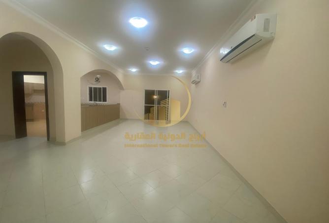 فيلا - 5 غرف نوم - 5 حمامات للايجار في أم صلال علي - أم صلال على - الدوحة