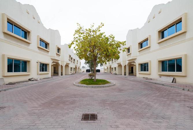 Compound - 3 Bedrooms - 4 Bathrooms for rent in Umm Al Seneem Street - Ain Khaled - Doha