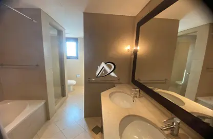 Bathroom image for: Apartment - 2 Bedrooms - 4 Bathrooms for rent in Tower 19 - Porto Arabia - The Pearl Island - Doha, Image 1
