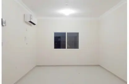 Apartment - 2 Bedrooms - 1 Bathroom for rent in Umm Ghwailina Comm - Umm Ghuwalina - Umm Ghuwailina - Doha