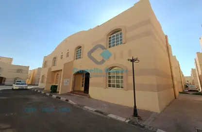 فيلا - 5 غرف نوم - 5 حمامات للايجار في شارع ام السنيم - عين خالد - الدوحة