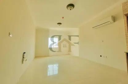Apartment - 1 Bedroom - 1 Bathroom for rent in Umm Ghuwailina 4 - Umm Ghuwailina - Doha