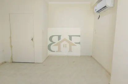 Apartment - 3 Bedrooms - 2 Bathrooms for rent in Umm Ghwailina Comm - Umm Ghuwalina - Umm Ghuwailina - Doha