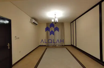 فيلا - 5 غرف نوم - 6 حمامات للايجار في سوق الغرافة - الغرافة - الدوحة