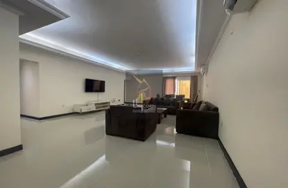 Living Room image for: Compound - 3 Bedrooms - 3 Bathrooms for rent in Al Nasr Street - Al Nasr - Doha, Image 1