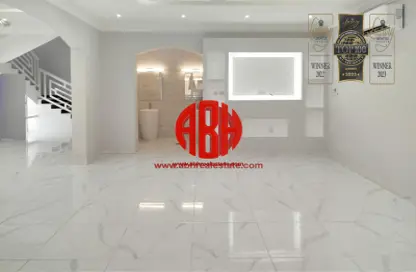 مجمع سكني - 5 غرف نوم - 5 حمامات للايجار في سوق الغرافة - الغرافة - الدوحة