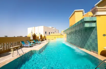 صورة لـ حوض سباحة شقق فندقية - غرفة نوم - 1 حمام للايجار في المنصورة - المنصورة - الدوحة ، صورة رقم 1