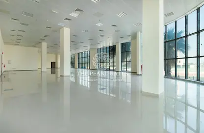 معرض - استوديو - 2 حمامات للايجار في ام غوالينا تجارية - ام غويلينا - أم غويلينا - الدوحة