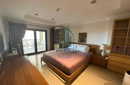 Room / Bedroom image for: Apartment - 1 Bedroom - 2 Bathrooms for rent in One Porto Arabia - Porto Arabia - The Pearl Island - Doha, Image 1