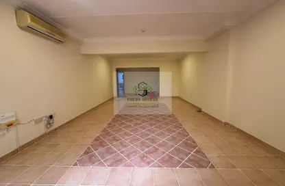 Apartment - 2 Bedrooms - 3 Bathrooms for rent in Umm Ghwailina Comm - Umm Ghuwalina - Umm Ghuwailina - Doha
