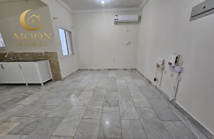 Apartment - 1 Bedroom - 1 Bathroom for rent in Umm Ghwailina Comm - Umm Ghuwalina - Umm Ghuwailina - Doha