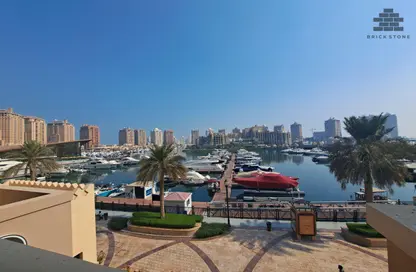 شقة - 4 غرف نوم - 4 حمامات للايجار في طريق بورتو الشرقي - بورتو أرابيا - جزيرة اللؤلؤة - الدوحة