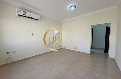 Villa - 4 Bedrooms - 5 Bathrooms for rent in Umm Al Seneem Street - Ain Khaled - Doha