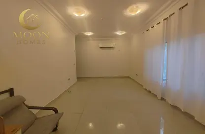 شقة - 2 غرف نوم - 2 حمامات للايجار في طريق المطار القديم - الدوحة