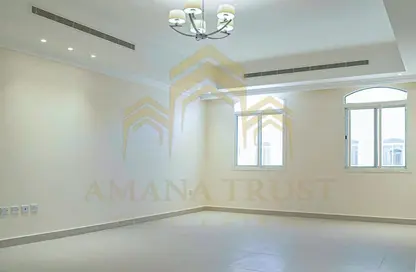 Empty Room image for: Compound - 4 Bedrooms - 4 Bathrooms for rent in Souk Al gharaffa - Al Gharrafa - Doha, Image 1