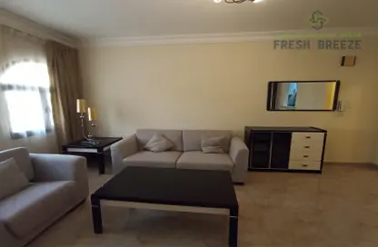 Living Room image for: Apartment - 1 Bedroom - 1 Bathroom for rent in Umm Ghuwailina 4 - Umm Ghuwailina - Doha, Image 1