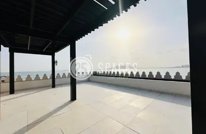 شقة - 2 غرف نوم - 3 حمامات للايجار في البلاج الجنوبي - البلاج - جزيرة اللؤلؤة - الدوحة