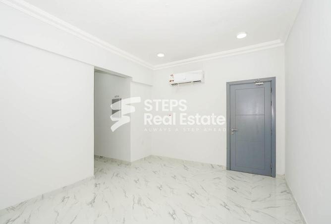 Apartment - 2 Bedrooms - 3 Bathrooms for rent in Al Munithir Bin Amr Street - Madinat Khalifa - Doha